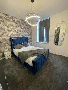 Lumiere luxury apartment的一间卧室配有蓝色的床和镜子