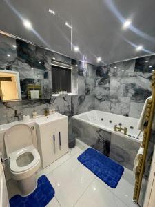 Lumiere luxury apartment的浴室配有卫生间、浴缸和水槽。