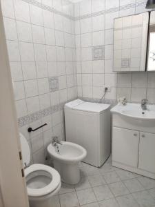 拉科纳CASA LACONA的白色的浴室设有卫生间和水槽。