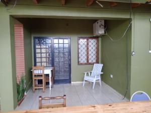 伊瓜苏港Los Olivos的一间设有门、桌子和椅子的房间