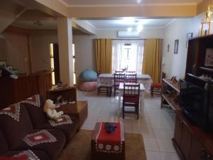 伊瓜苏港Los Olivos的带沙发的客厅和用餐室