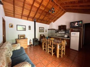 马佐Casa Los Calderos的一间带桌子的客厅和一间厨房