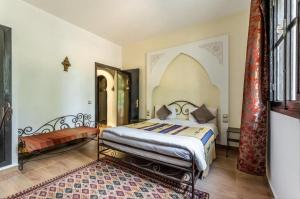 Aïn Cheggag卡萨尔德菲斯酒店的卧室配有一张床