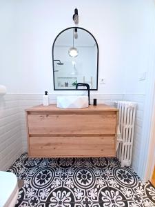 阿尔巴塞特Apartamento Marqués de Villores centro的一间带木制梳妆台和镜子的浴室
