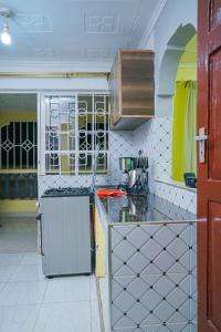 KisiiEntire Fully furnished Villas in Kisii的厨房铺有黄色和白色的瓷砖,配有柜台