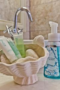 Kyra PanagiaVilla Stamatina的浴室柜台配有带毛巾的盥洗池和1瓶肥皂。