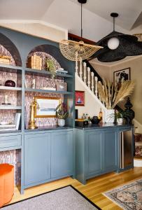 埃德加敦The Coco, The Edgartown Collection的厨房配有蓝色橱柜和天花板