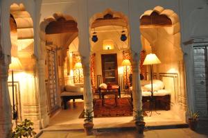 曼达瓦Hotel Chobdar Haveli的一间设有两张床和两面镜子的客房