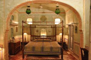 曼达瓦Hotel Chobdar Haveli的一间卧室,卧室内配有一张大床