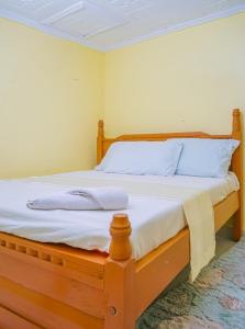 KisiiEntire Fully furnished Villas in Kisii的一间卧室配有一张带蓝色枕头的木床。