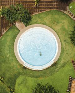 GemastepeMellow Resort的享有庭院游泳池的顶部景色