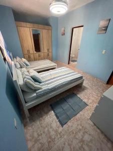 博卡奇卡Casa Francesca的一间卧室,配有两张床