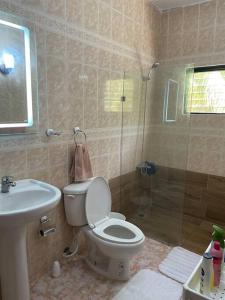 博卡奇卡Casa Francesca的浴室配有卫生间、淋浴和盥洗盆。