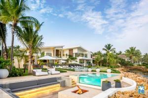 BonaoSunny Vacation Villa No 33的一座别墅,设有游泳池和棕榈树
