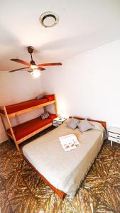 内科切阿Hotel Parque的一间卧室配有一张床和吊扇