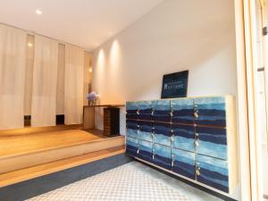 GotsuShowcase Hotel KASANE的更衣室配有蓝色的抽屉柜