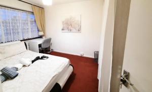 伦敦London North Downs rooms的酒店客房设有床和窗户。