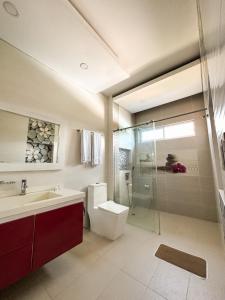 卡利Hotel Lotto Boutique的浴室配有卫生间、盥洗盆和淋浴。