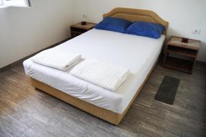 布尔贾丽卡Apartmani Jelena, Buljarica的一间卧室配有一张带蓝色枕头的大床