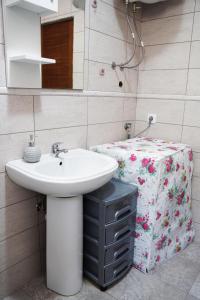 布尔贾丽卡Apartmani Jelena, Buljarica的一间带水槽和镜子的浴室