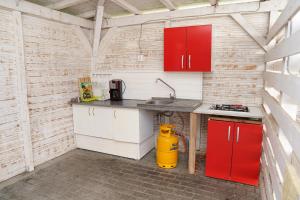 艾福雷诺德Seventons的一间厨房,配有红色橱柜和黄色消防栓