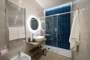 泰拉奇纳NUMISIA Guest House的一间带水槽、卫生间和淋浴的浴室