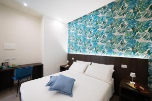 泰拉奇纳NUMISIA Guest House的一间卧室设有一张蓝色墙壁的大床