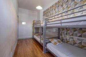 波尔图波尔图旅行与生活旅舍的带三张双层床和走廊的客房