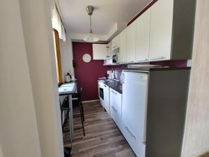 尼尔西艾New studio near amenities的小厨房配有白色橱柜和桌子