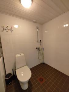 尼尔西艾New studio near amenities的一间位于客房内的白色卫生间的浴室