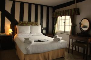 科尔切斯特布洛克红狮酒店的酒店客房,配有带毛巾的床