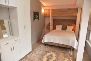巴尼亚卢卡Amsterdam的一间小卧室,配有床和地毯