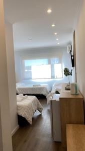 里奥夸尔托Apart IMEB spa & wellness的一间卧室设有两张床和窗户。