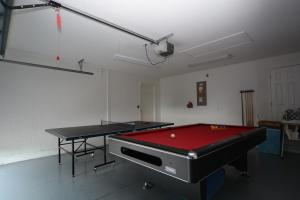 基西米艾利特公寓酒店 - 坎伯兰湖区的一间带台球桌和乒乓球桌的房间