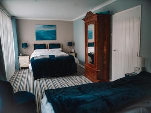 考斯Seafarer's View - 6 bedroom townhouse in Cowes, parking & seaviews.的一间带两张床和梳妆台的卧室
