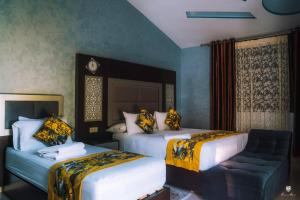 舍夫沙万吉布尔卡昂酒店的酒店客房,设有两张床和一张沙发