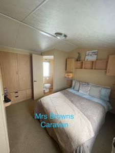 Little Clacton6 Berth, pet friendly caravan with decking的一间卧室,卧室内配有一张大床