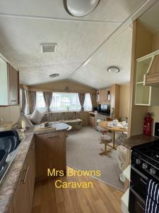 Little Clacton6 Berth, pet friendly caravan with decking的一间厨房和一个客厅