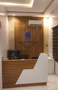 伊凯贾Sapphire Residences by Crystal的木墙上标有标志的前台