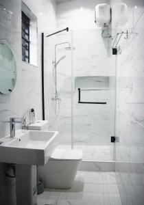 伊凯贾Sapphire Residences by Crystal的带淋浴、卫生间和盥洗盆的浴室