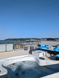 考斯Seafarer's View - 6 bedroom townhouse in Cowes, parking & seaviews.的建筑物屋顶上的热水浴池
