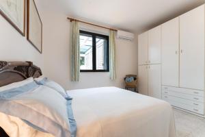 圣多米诺vacanze a tremiti的白色的卧室设有床和窗户