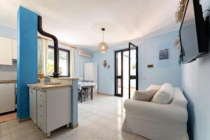圣多米诺vacanze a tremiti的一间带白色沙发的客厅和一间厨房