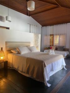 马劳Pousada Bambu Dourado的一间卧室设有两张床和窗户。