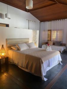 马劳Pousada Bambu Dourado的一间卧室,配有两张床