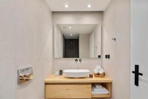 科孚镇Apartment Annunziata的一间带水槽和镜子的浴室