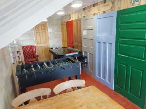 LlangainEden Garden Luxury Lodges的一间带桌子的厨房和一间游戏室