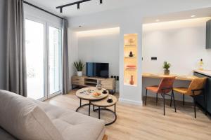 科孚镇Apartment Annunziata的客厅配有沙发和桌子