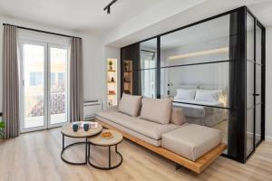 科孚镇Apartment Annunziata的客厅配有沙发和1张床