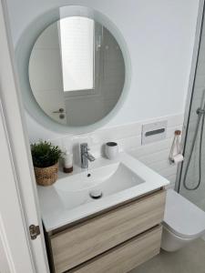 科斯塔特吉塞Casa el Timple的浴室设有白色水槽和镜子